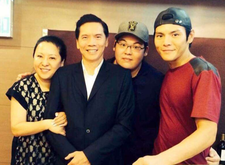 向华强三个子女：向佐成明星，向佑打架入狱，女儿最低调也最争气