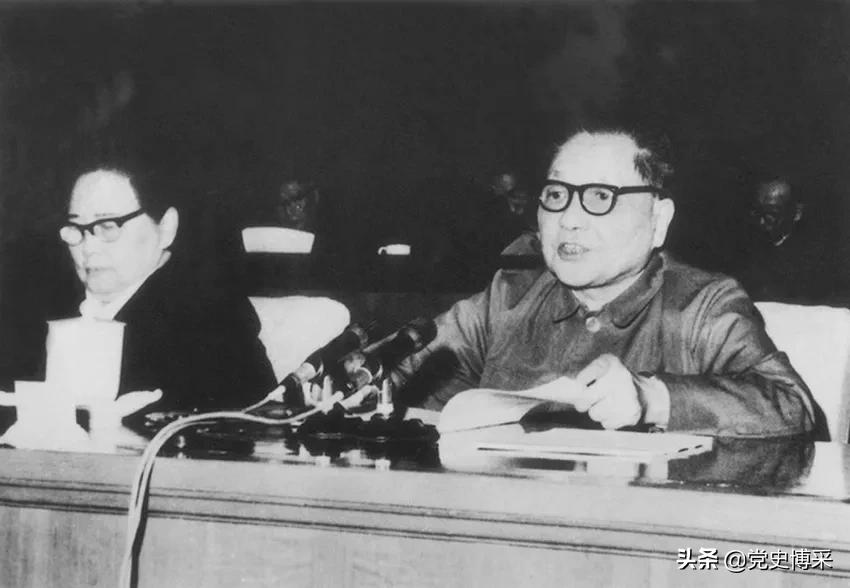 邓小平鲜明地提出坚持四项基本原则，稳定了全国局势，习仲勋高度评价为全党提供了强大的武器