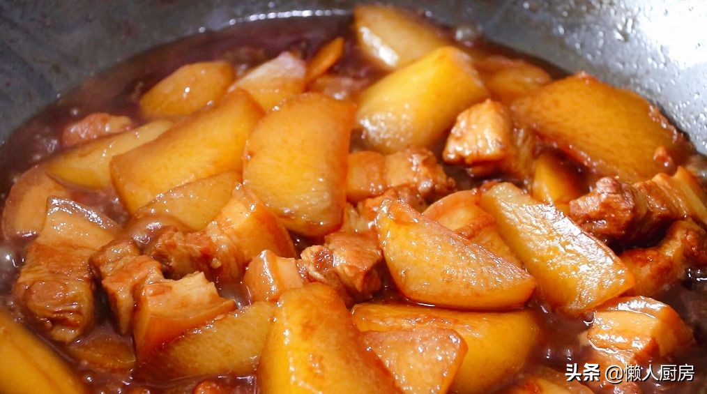 不用焯水，配上萝卜这样烧红烧肉，做红烧肉前多一步，肉不老不柴
