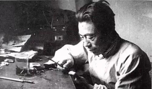 Wen Yiduo's "Red Candle" not only praises the red candle, but also reveals the cognitive process of people