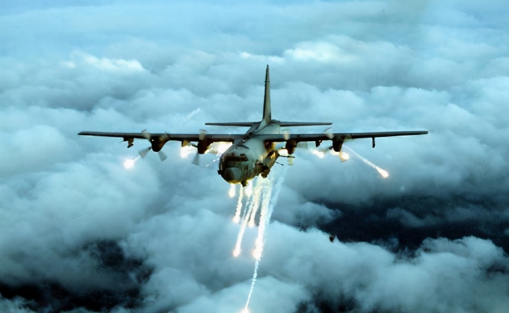 美国首创，调AC-130给航母护航，将密集阵放到空中