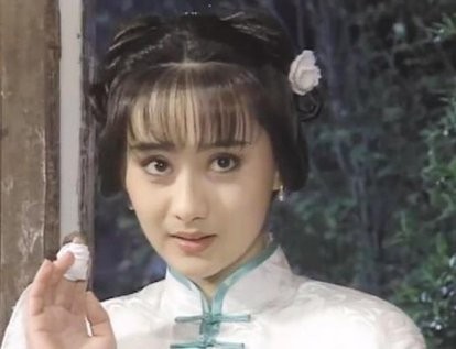 46岁陈德容近照曝光，露香肩秀蚂蚁腰，与富豪离婚后爆肥认不出