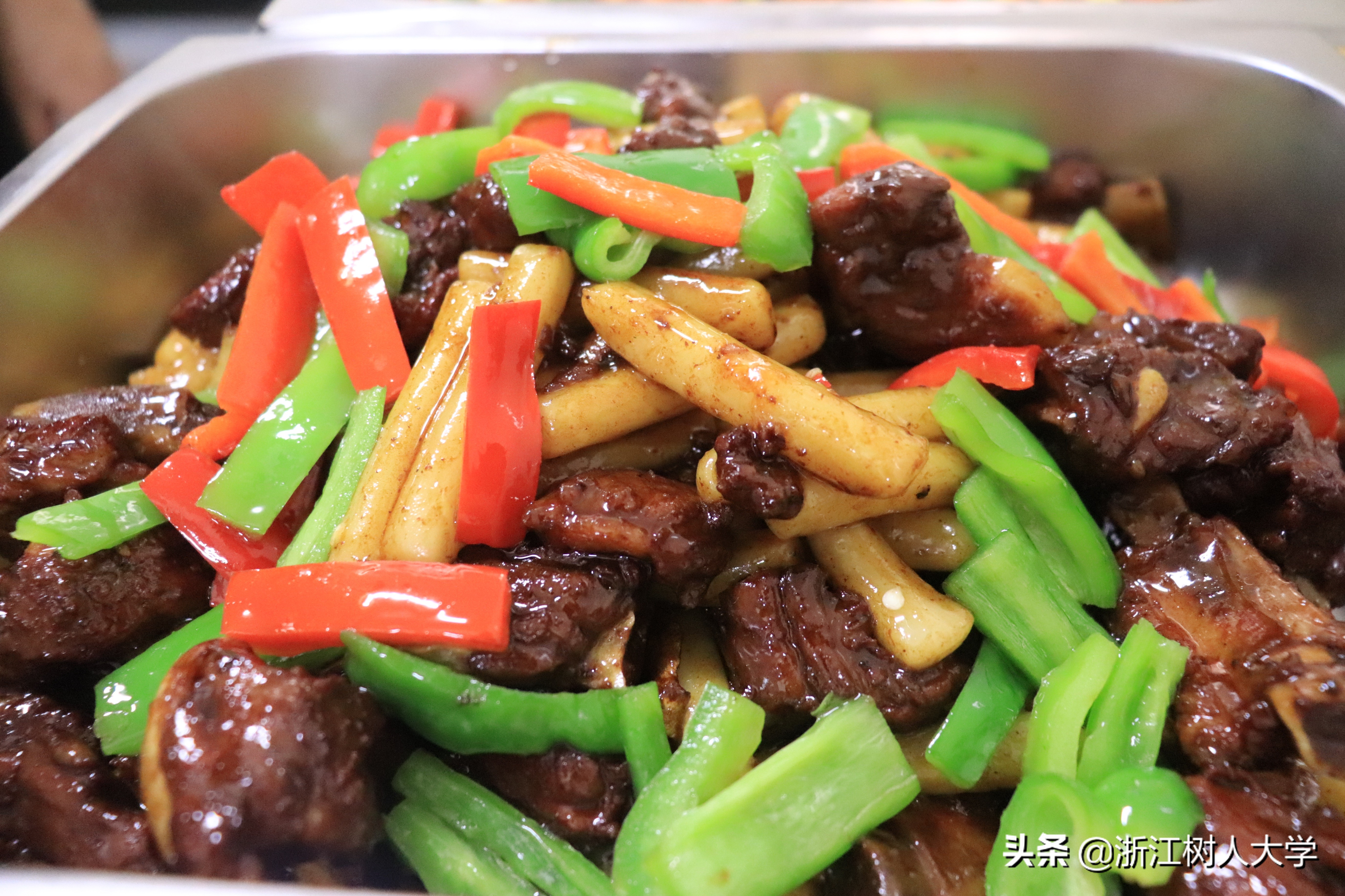 糖醋里脊、葡萄鱼、辣子鸡！刚毕业，就有点想念母校的食堂了