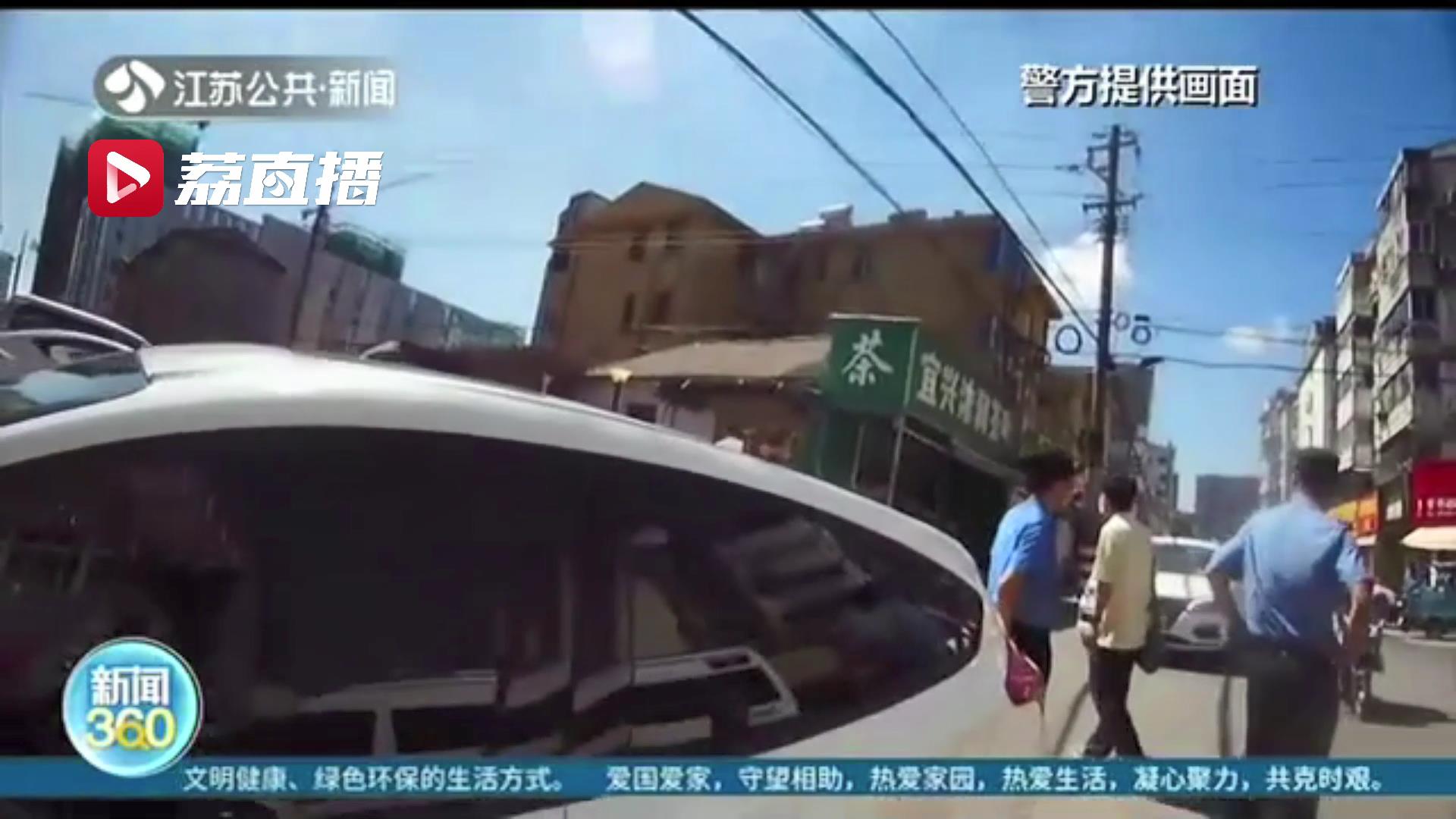 交警检查违停车辆发现三个娃 15分钟后家长回来满不在乎：开着空调的