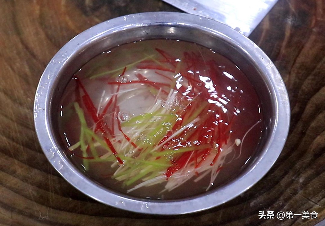 图片[5]-饭店的清蒸鲈鱼为啥好吃又不腥？原来去腥有技巧 厨师长教如何做-起舞食谱网