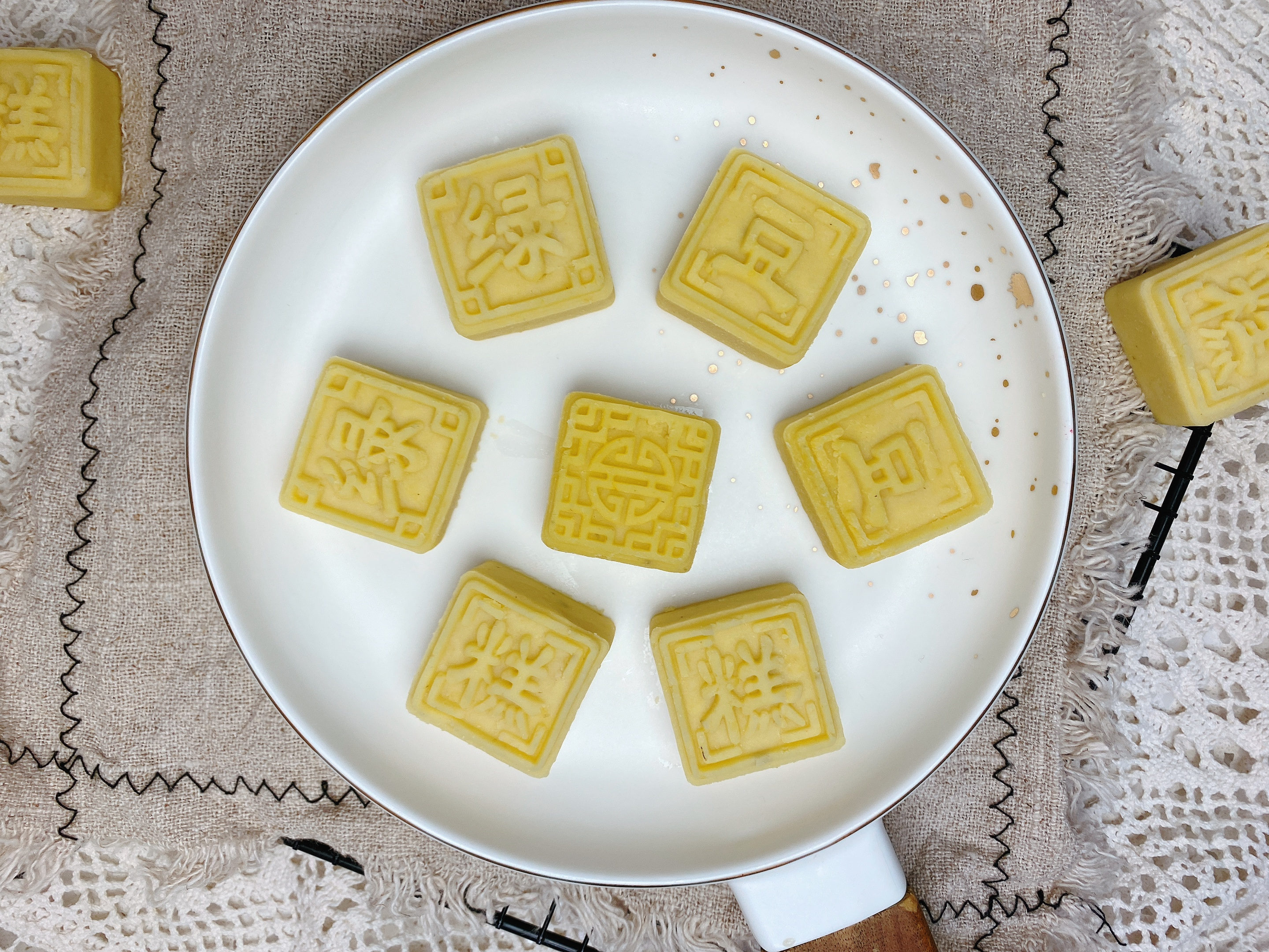 天熱了試試做綠豆糕，具體比例和方法在這裡，清熱解暑，入口即化