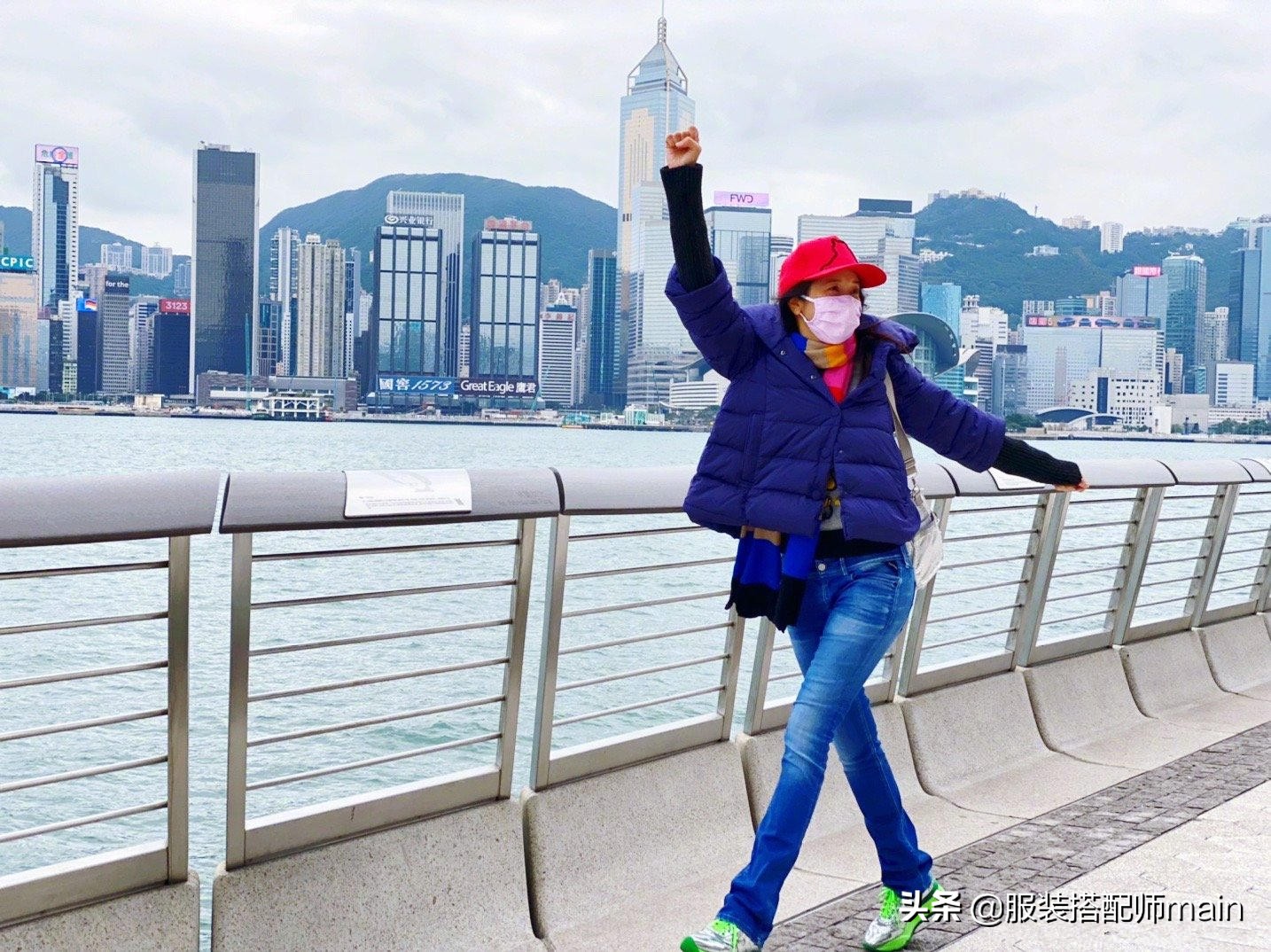 莫文蔚不是装嫩是真嫩，格子西装牛仔裤清新脱俗，看着顶多30岁