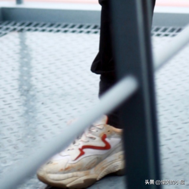 易烊千玺现身机场，却因为鞋子太脏，惨遭粉丝