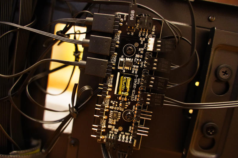 这机箱真浪！安钛克风行者DF700 Flux中塔机箱开箱简评