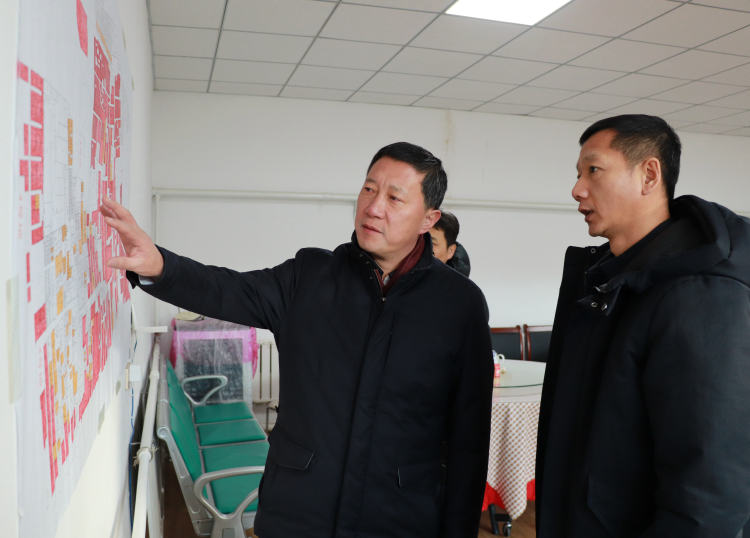 近日,玉泉区委书记亢永强深入各镇办,就棚户区和老旧小区改造,垃圾