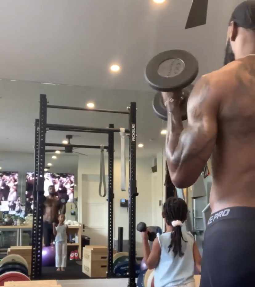 詹皇深夜抱獎杯不撒手！ 家中赤膊訓練太拼了，5歲女兒陪練好暖心