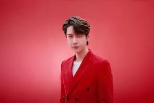 名创优品迎来王一博和张子枫代言，艺人破圈，