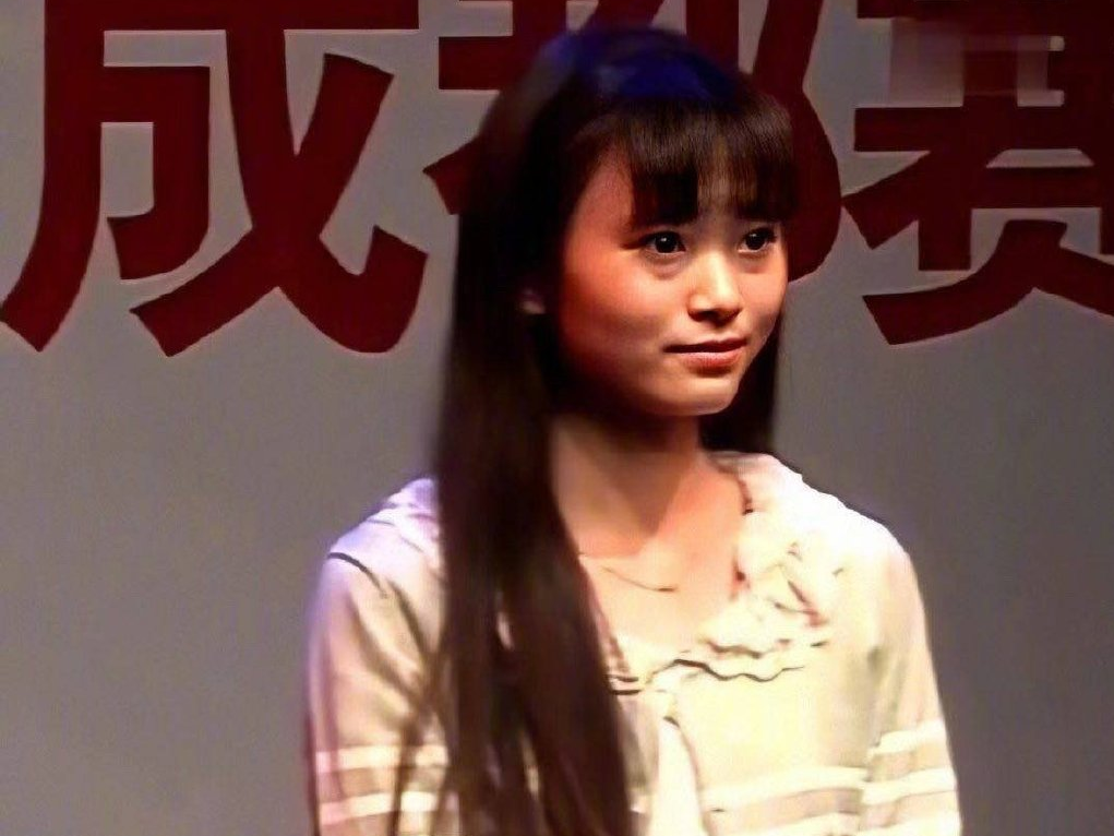 鞠婧祎机场图被评论太做作 偶像包袱太重 你怎么