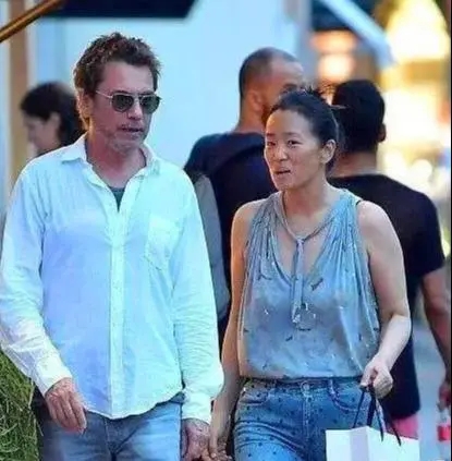 55岁巩俐和72岁老公逛街，看起来比老公还老！美