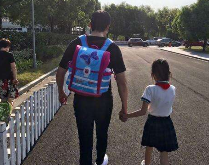 从小爸爸接送的孩子，和妈妈接送的孩子，长大后的差距还是很大的