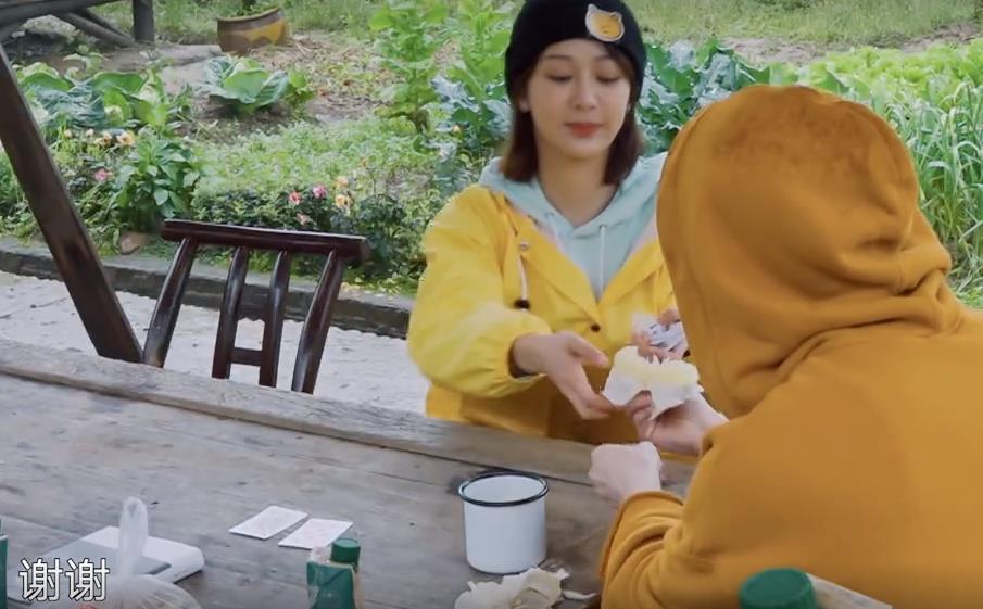 《向往的生活》：杨紫为张艺兴算女人缘，结果太尴尬，彭昱畅笑跑