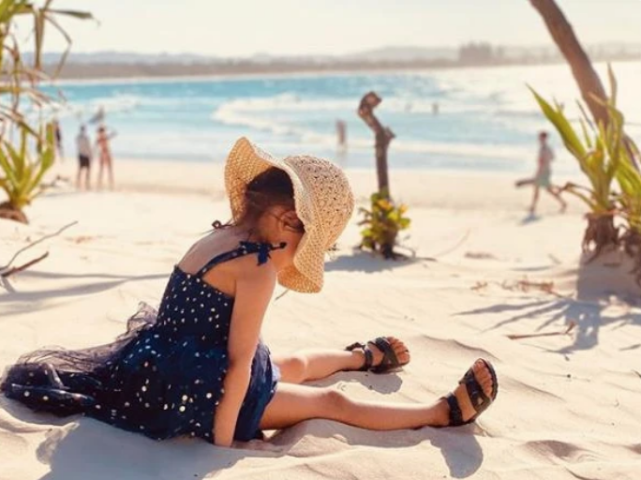 昆凌晒老公教女儿弹钢琴，周董打趣学费很贵，父女四手联弹超有爱