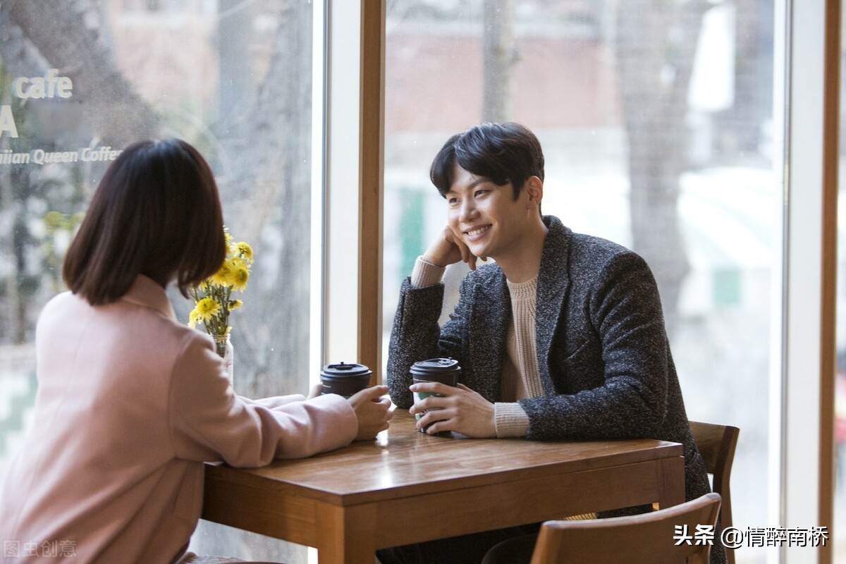 女人对你有好感，会有这五种小“暗示”，男人要读懂