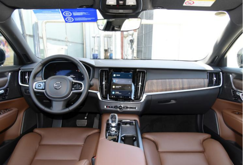 全新国产奔驰C级下线；东风公司迎来第5200万辆汽车下线