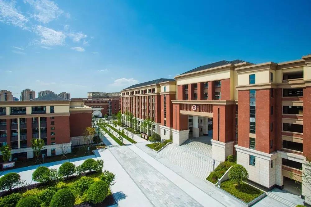 校服2400元22套学费1万每学期重庆八中初中校区解析贵吗