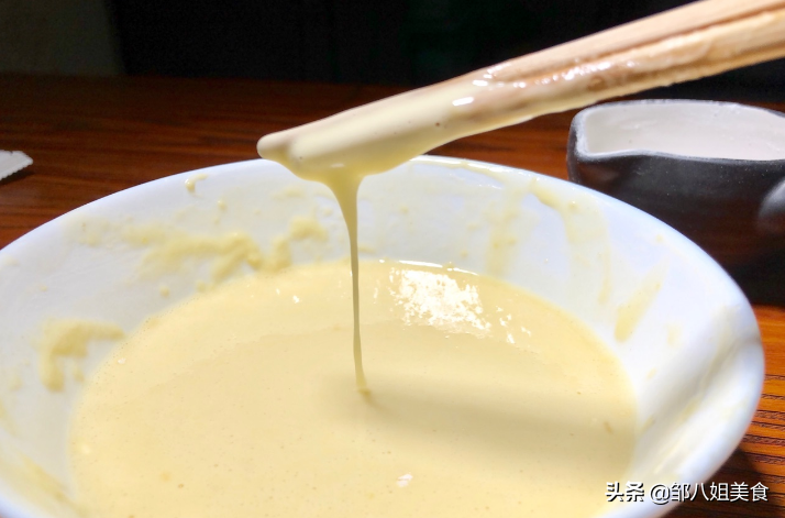 做炸蘑菇，调面糊很关键，有人不懂用淀粉还是面粉，教您正确做法