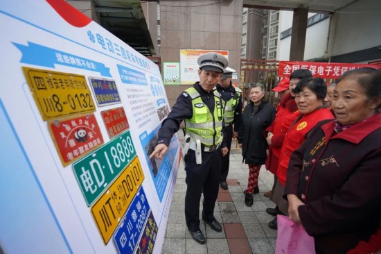 处罚与宣传并重 雅安交警整治老年代步车乱象