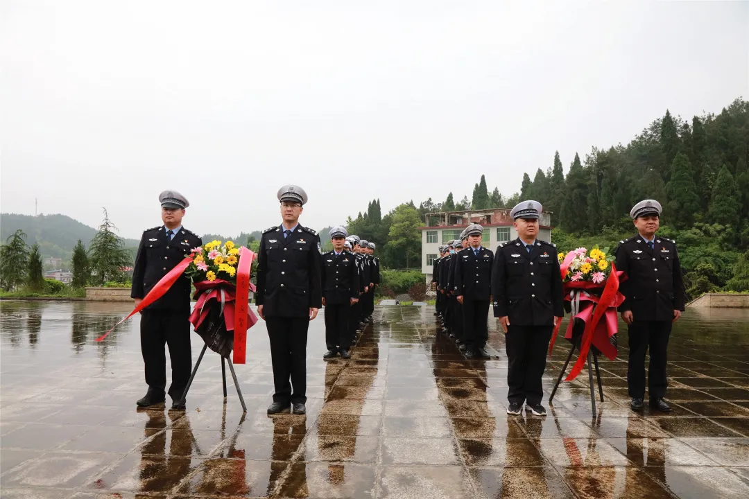 隆回交警：走进烈士陵园 缅怀革命先烈