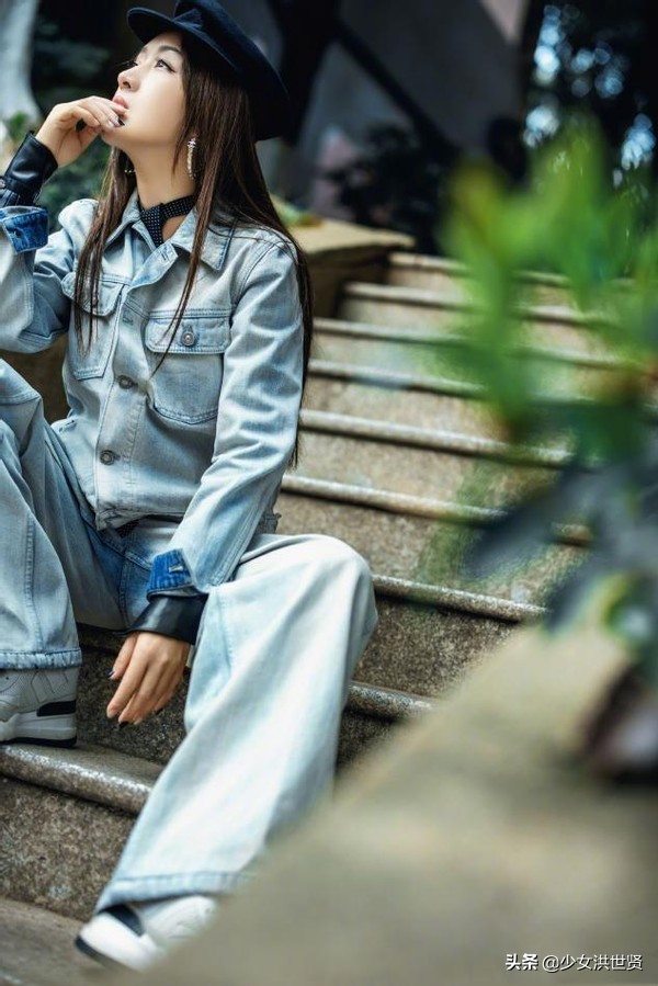 被50岁杨钰莹惊艳了，穿牛仔装青春休闲，网友：岁月从不败美人