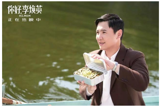 BUG|《你好，李焕英》的伦理BUG 不争气的贾晓玲凭什么要换掉自己的爸爸？