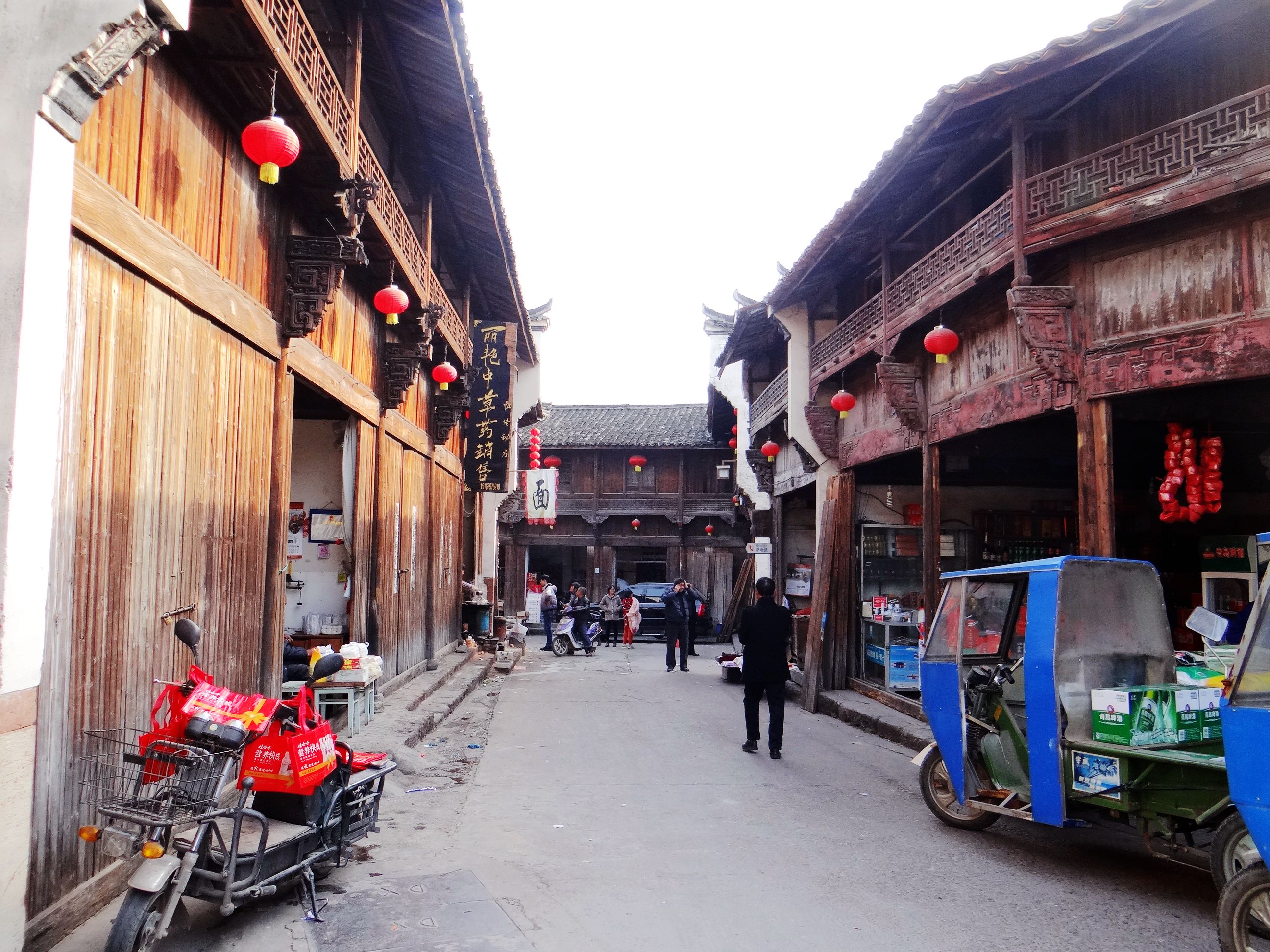 诸葛八卦村构建神奇，后世子孙多以医药为业，这是为了什么原因？