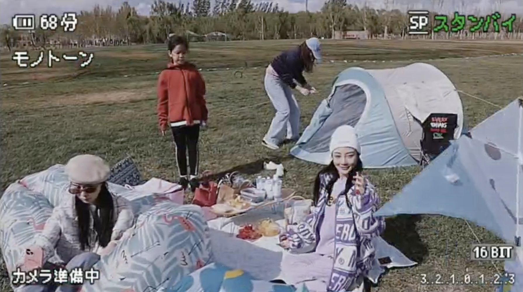 李小璐晒视频把甜馨亲成表情包，母女同款发型穿搭，像俄罗斯套娃