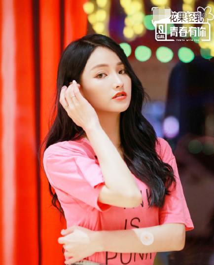 《青2》蔡徐坤合作舞台，与许馨文亲密靠背杀，