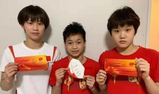 全红婵再获新荣誉！奖章、证书、奖金之后，她为3位老师谋福利
