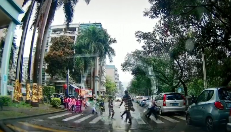 视频看怒了！一辆轿车强行穿过正在过马路的学生队伍