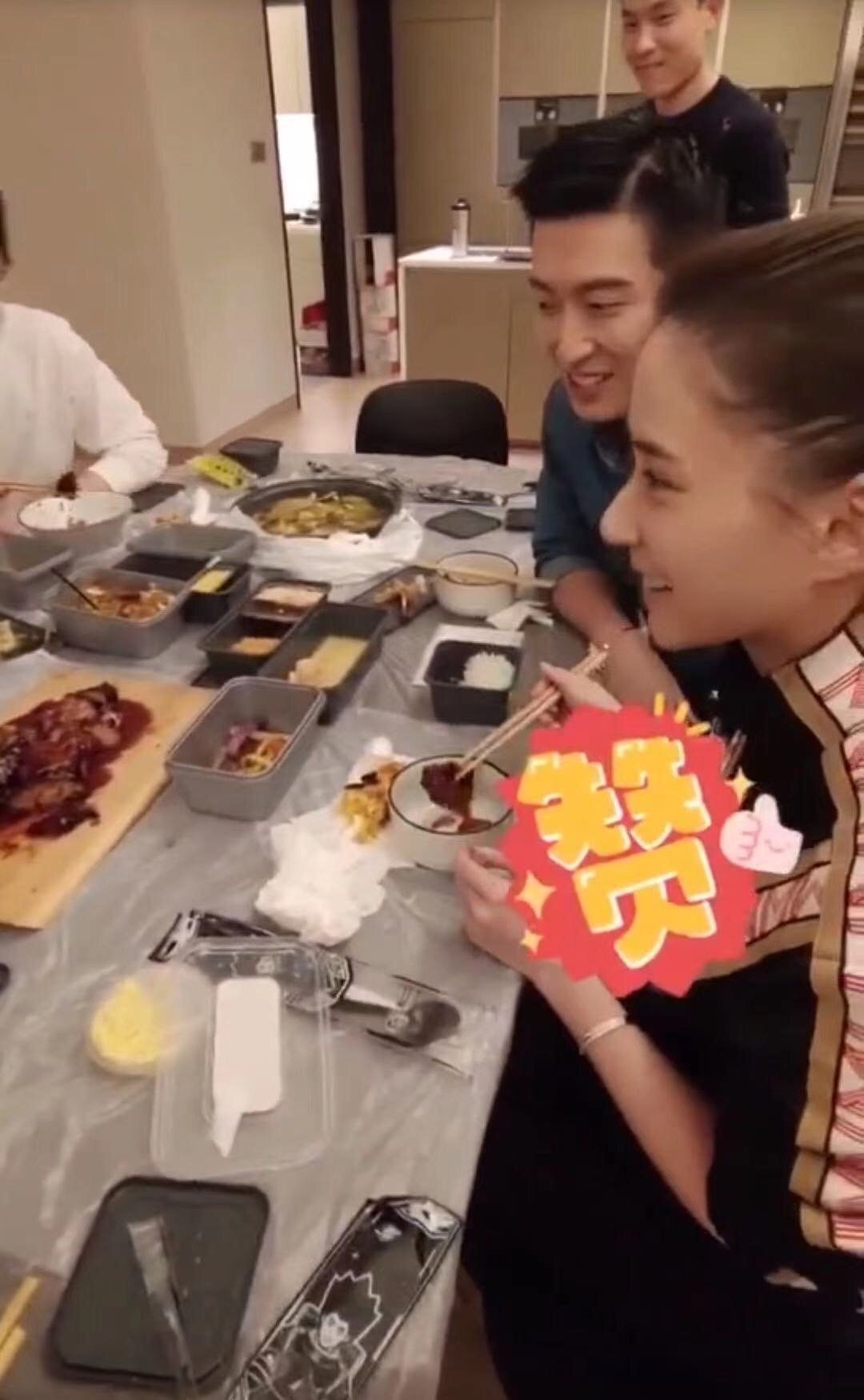 Deng Zi chess takes red to hear male friend to dine together! Why does Dou Xiao exceed conjugal love of lotus mad show? Didn't Pan Wei cypress take small charming wife? 