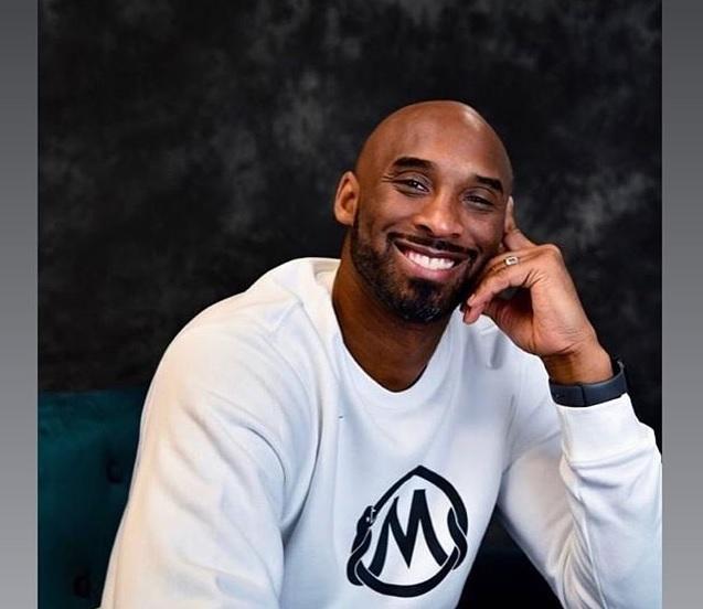 一周年|科比去世一周年祭日：瓦妮莎晒昔日球场全家福 配文永远在一起