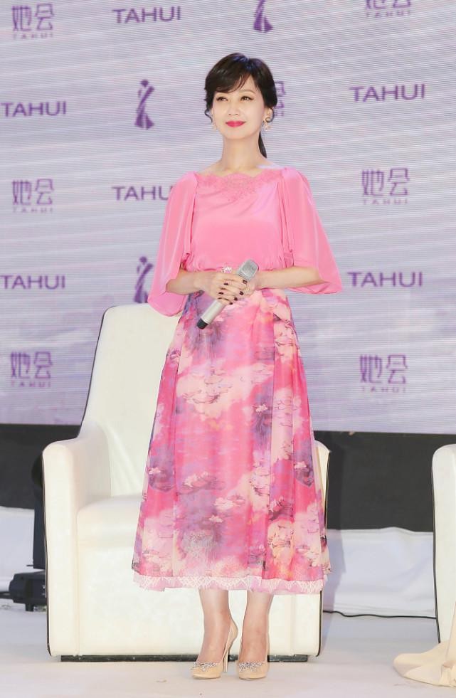 赵雅芝长相“冻住了”，奶奶年纪长相少女，一身粉气质减龄又青春