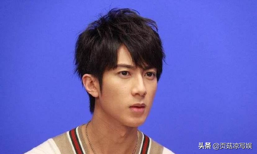 吴尊庆祝生日罕现身，家人生日只差一天有缘分，儿子大小眼仍很帅