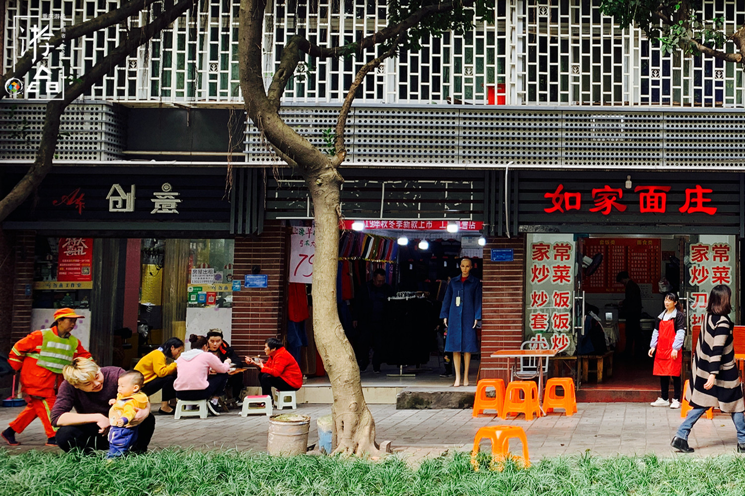 重庆街头餐馆多，面积小但五脏俱全，经营者还都是夫妻