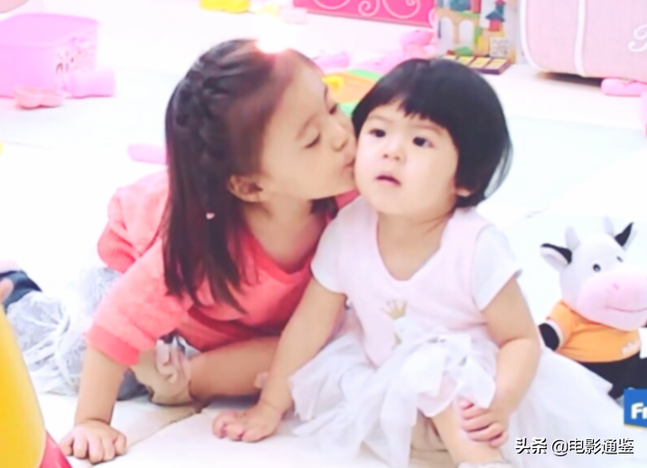 修傑楷女兒在家上課，5歲咘咘成亮點，拿掉眼鏡後的模樣絕絕子