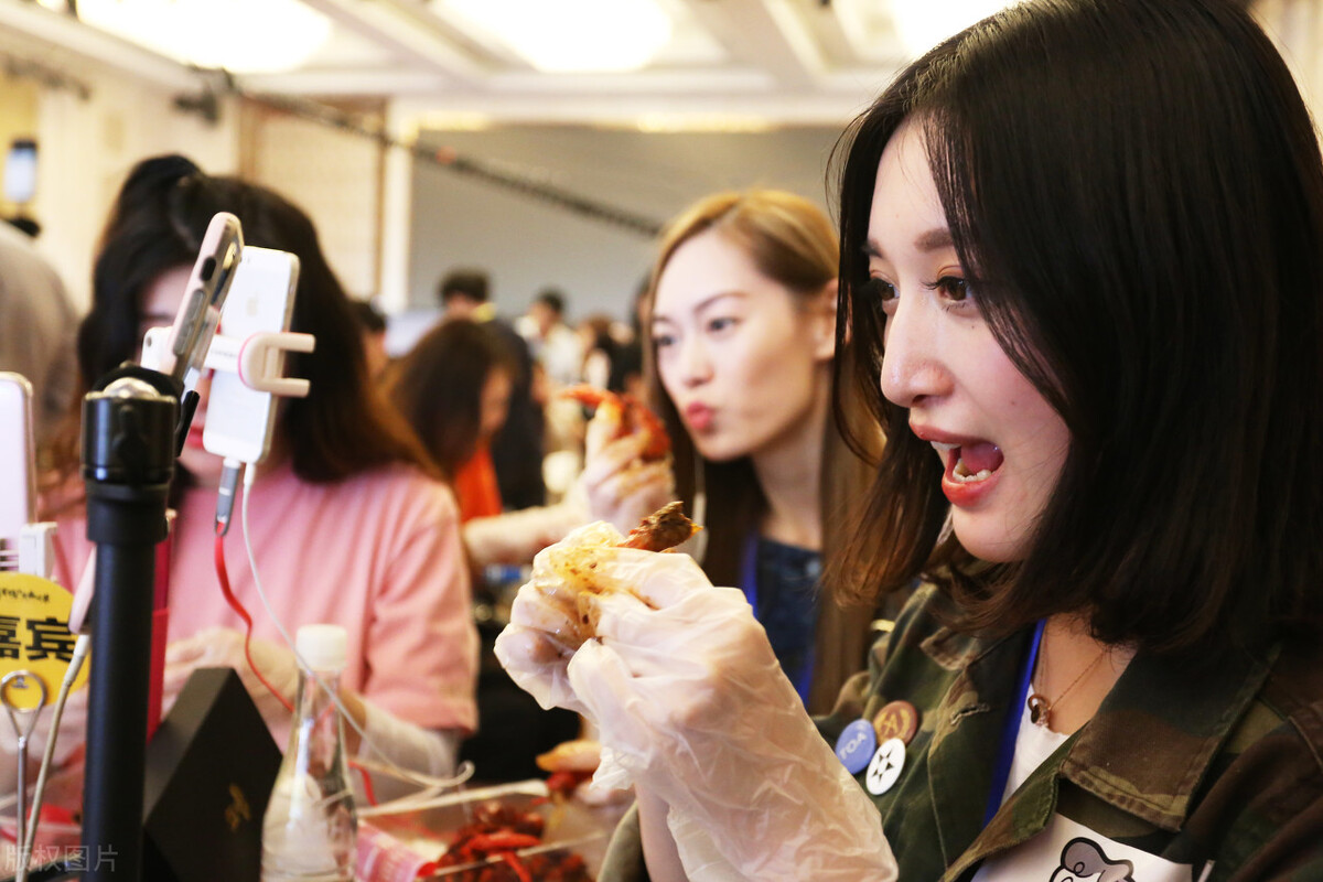 湖北老板开网吧，利用“美色营销”月进账40万，方法可以借鉴