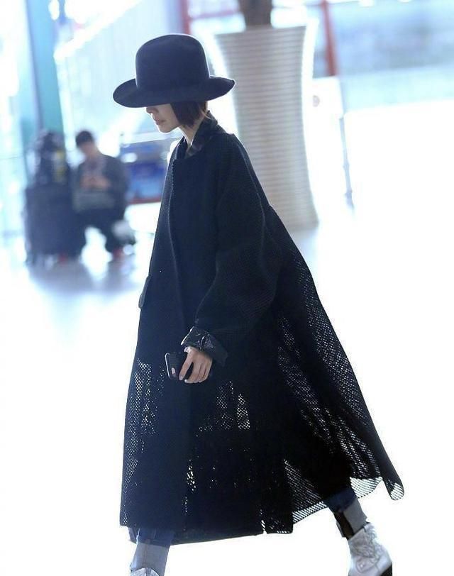 鲁豫机场惊现“女巫”造型，穿斗篷式外套配小礼帽，神秘又时髦