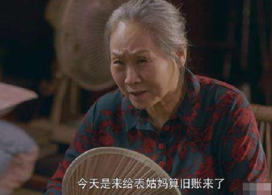 她被儿子带进娱乐圈，因出演老太太瞬间走红，