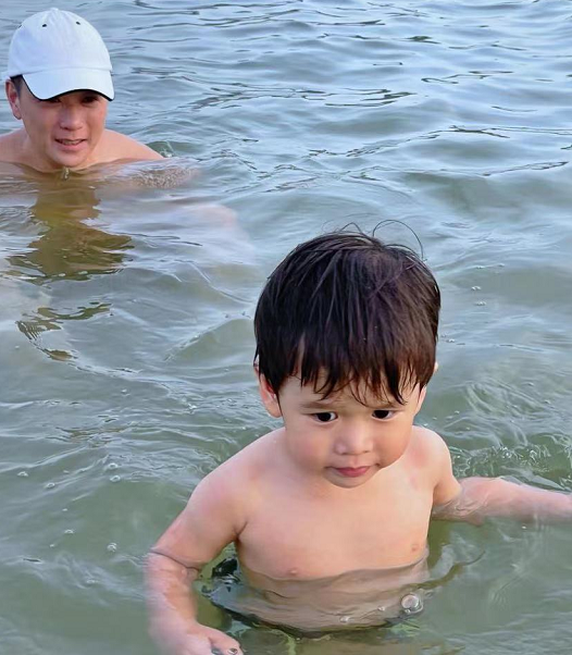 胡杏儿老公晒儿子游泳照，告别暑假带娃生活，奕霆奕霖颜值差异大