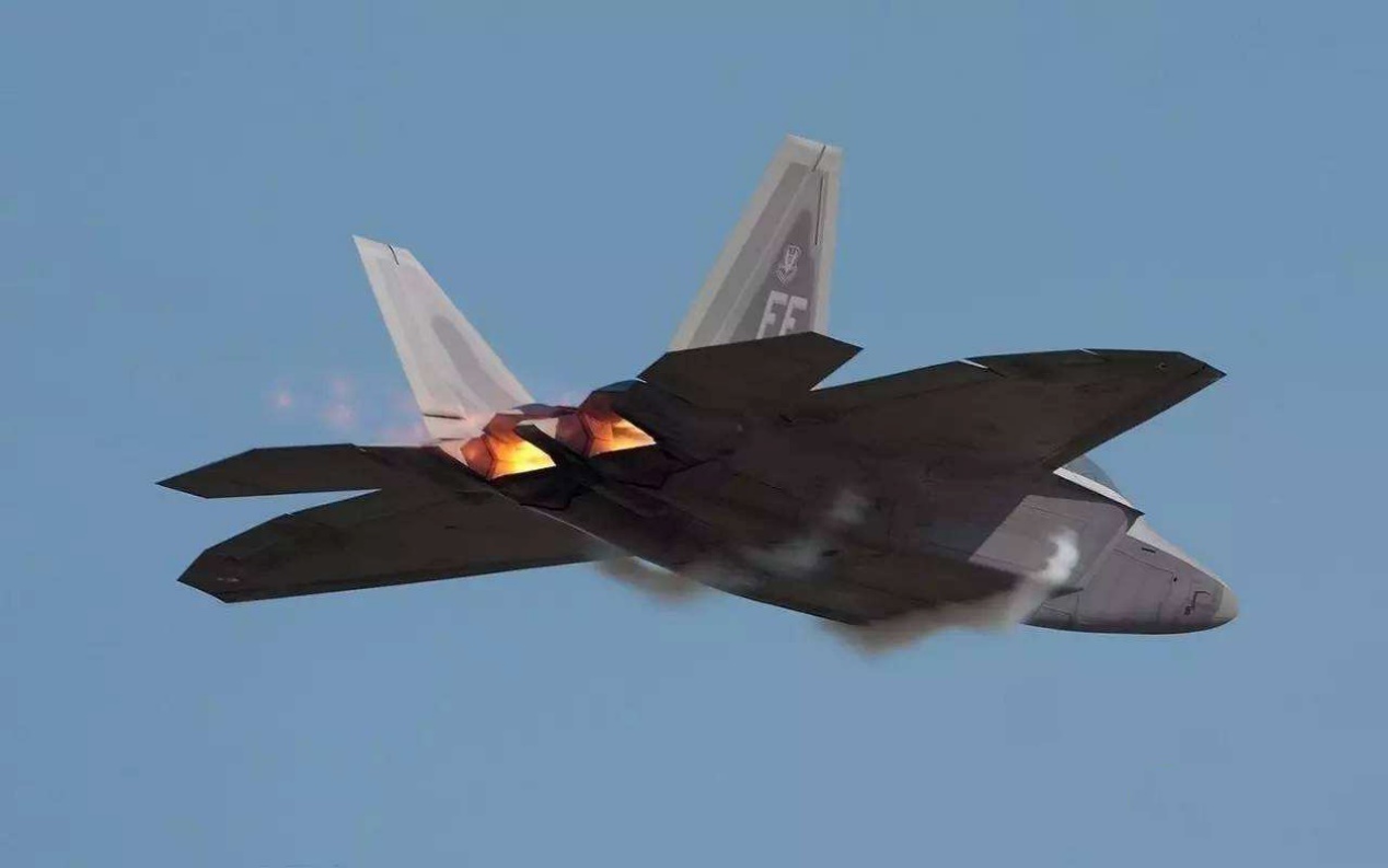 美式战机喷红火，苏俄战机喷蓝火：哪家战机性能更强呢？