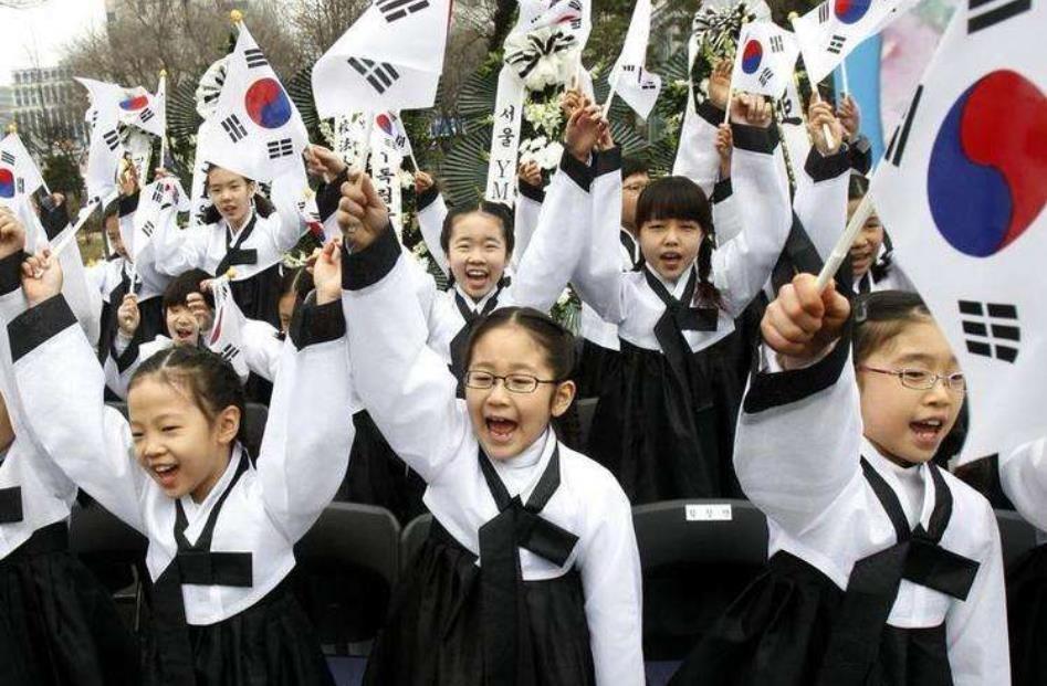 韩国每月重奖30万生孩子，韩国人为提高生育率做了哪些努力？