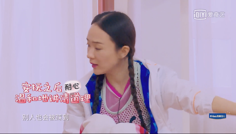 嗯哼踩疼脚崩溃大哭，霍思燕的处理方式获百万点赞，堪称教科书级