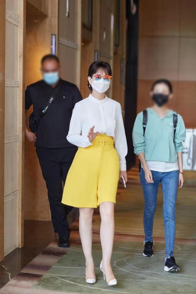 赵雅芝打破年龄界限，66岁高龄挑战黄色裙裤，却意外时尚减龄