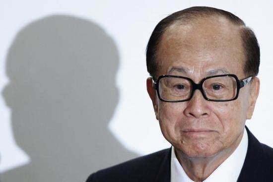 在英国亏掉上千亿后，李嘉诚回来抄底了，花百