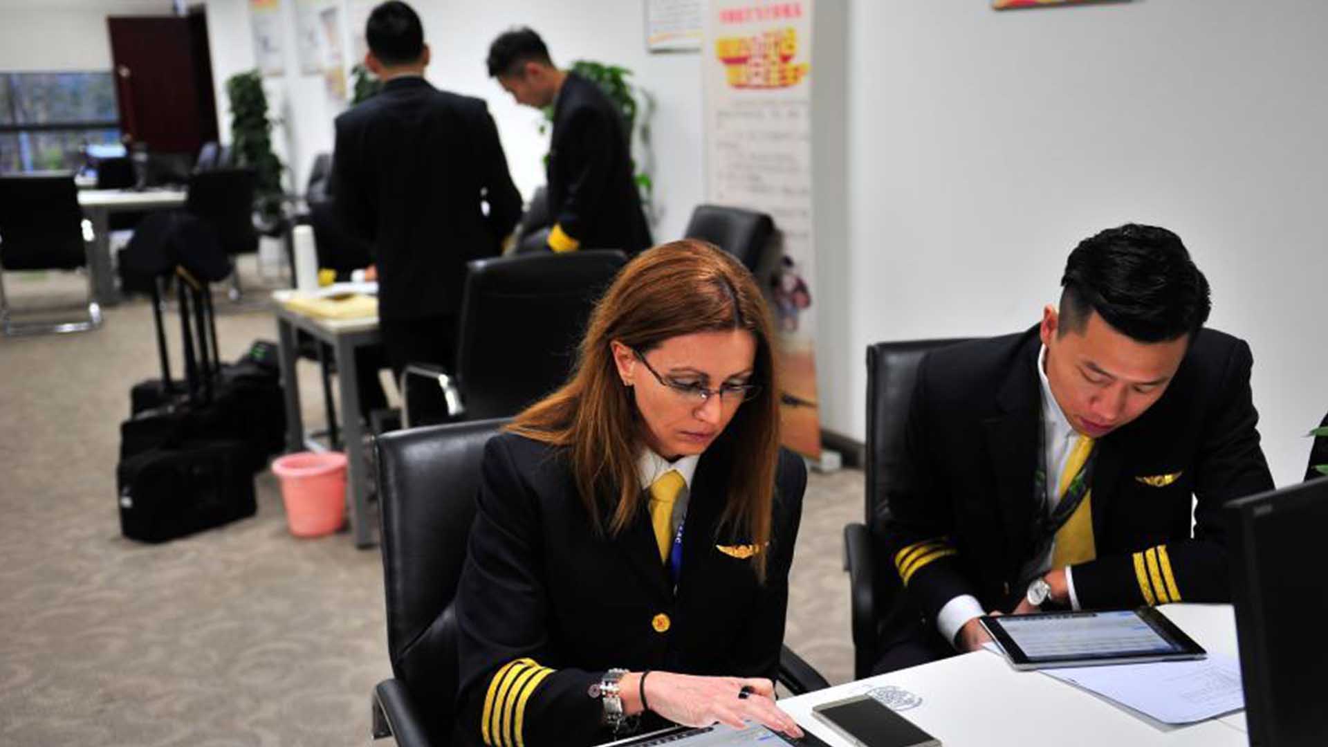 金贝丽：美国王牌飞行员，最后却成为中国首位美籍女机长，为何？